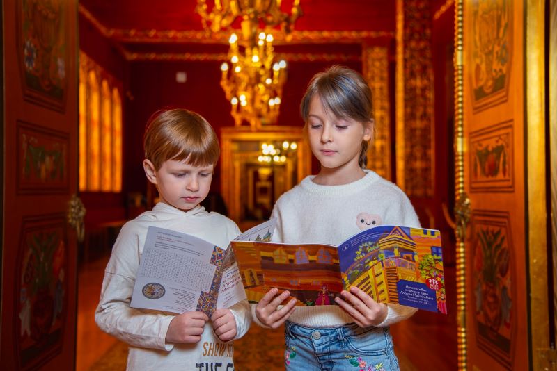 «НА ЗЛАТОМ КРЫЛЬЦЕ СИДЕЛИ…» Летние мастер-классы и музейные занятия для детей  во Дворце царя Алексея Михайловича