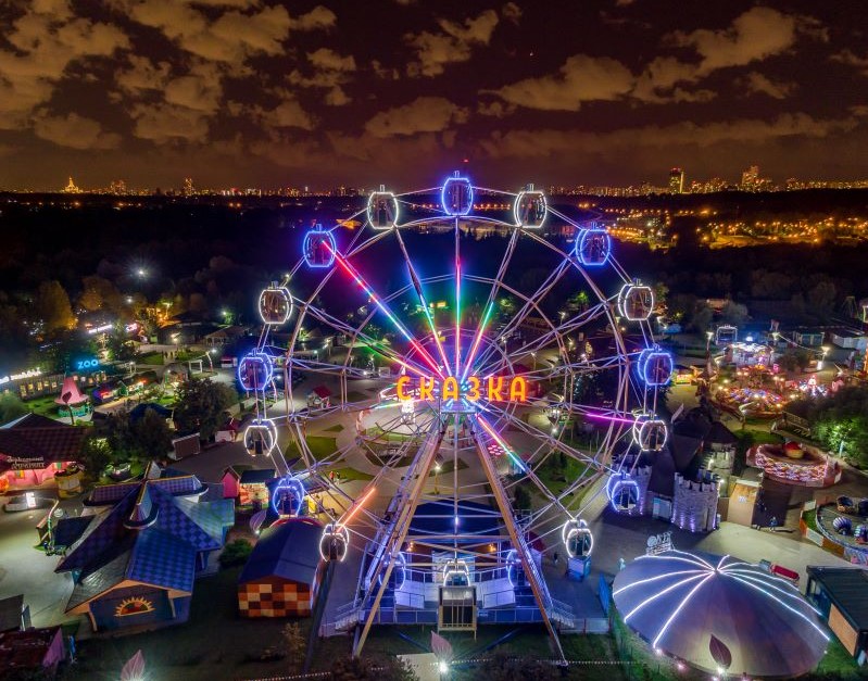 Парк развлечений «Сказка» дарит отличникам билет на Колесо обозрения.