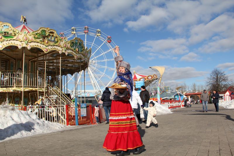 Сочными блинами и рок-концертом проводят зиму в парке развлечений «Сказка». 1 и 2 марта 2025.