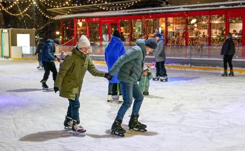 Показ фильмов под открытым небом на катке в саду имени Баумана