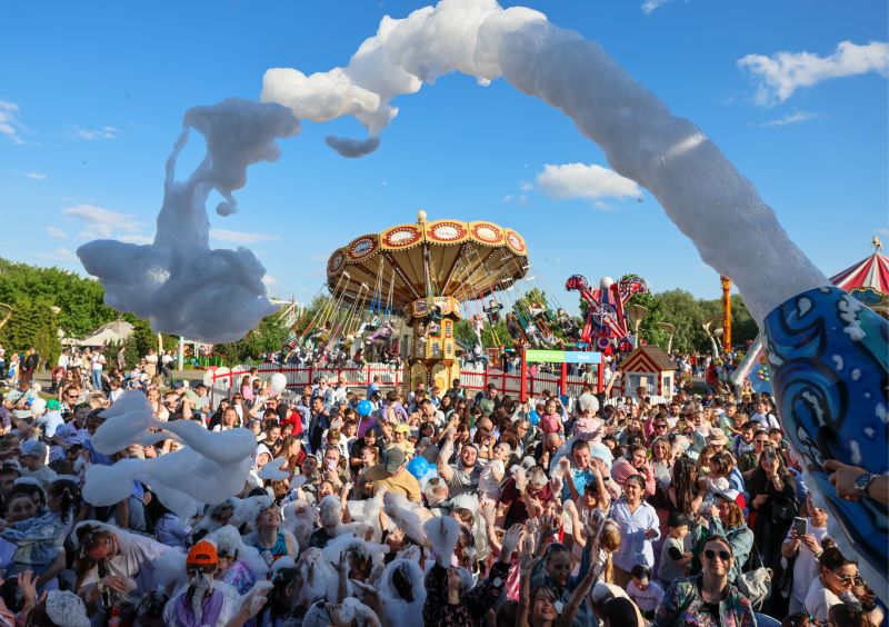 В парке «Сказка» пройдет парад ходулистов в триколоре в День России