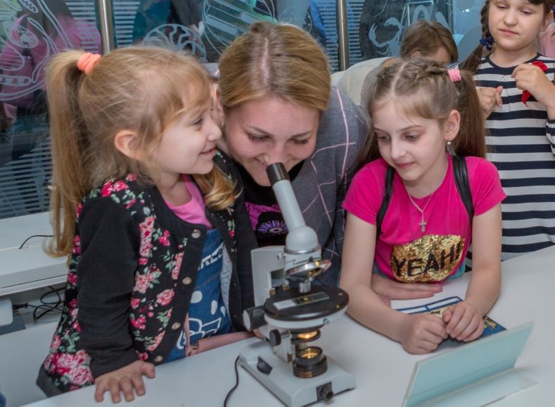 Занятия с микроскопами в Дарвиновском музее для детей. 6+