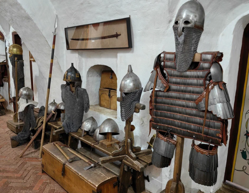 Музей, где можно примерить настоящие доспехи.6+