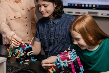 В детских технопарках Москвы пройдут бесплатные семейные мастер-классы. В детских технопарках Москвы пройдут бесплатные семейные мастер-классы.