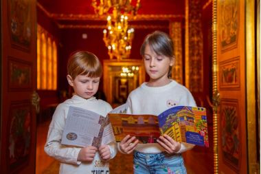 «НА ЗЛАТОМ КРЫЛЬЦЕ СИДЕЛИ…» Летние мастер-классы и музейные занятия для детей  во Дворце царя Алексея Михайловича