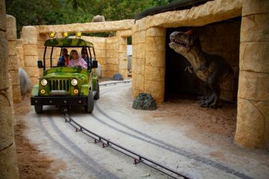 В Москве заработал первый иммерсивный аттракцион под открытым небом «Дино Сафари»