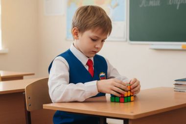 Волшебный кубик: как онлайн занятия по сборке кубика Рубика увлекают и развивают детский мозг не хуже шахмат!