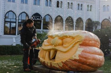Шоу резьбы по гигантским тыквам в Аптекарском огороде. 17-18 октября.0+