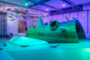 Игровая в стиле «Алисы в Стране чудес» в Доме культуры «ГЭС-2».3+