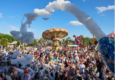 В парке «Сказка» пройдет парад ходулистов в триколоре в День России