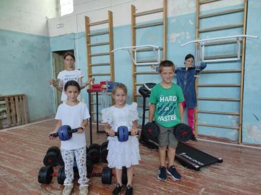 «Пятёрочка» помогла благоустроить школы в селе Аллагулово и Курске по итогам «Здоровой олимпиады»